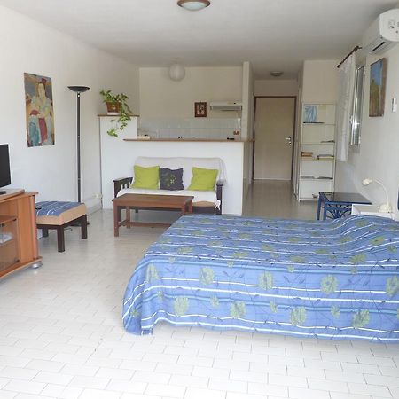 Au Meuble Des Roches Apartment Saint-Gilles Les Bains Exterior photo